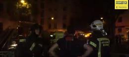 Bomberos trabajan en la extinción del incendio de una vivienda en Chamberí