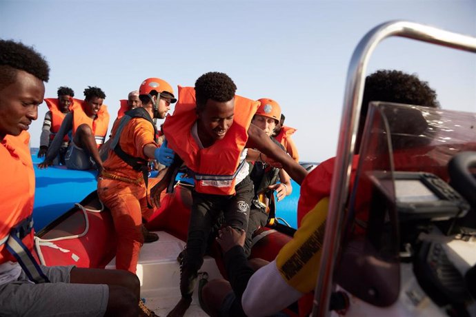 Migrantes rescatados por el barco humanitario 'Alan Kurdi' en el Mediterráneo