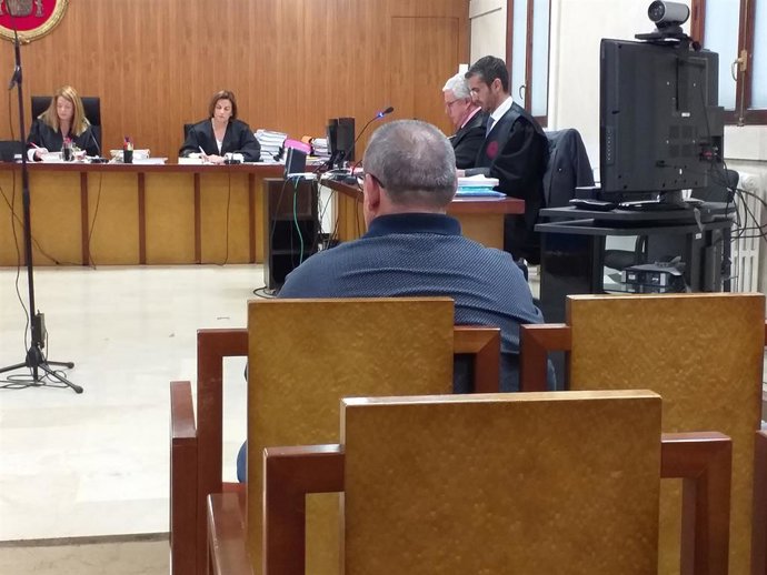 L'empresari que va mediar en el fitxatge d'Iker Casillas pel Oporto, Santos Márquez, en la banqueta dels acusats de l'Audincia Provincial, en un judici per administració deslleial