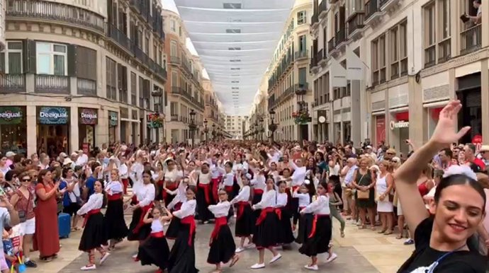 Más de 4.700 personas bailan malagueñas en la calle Larios de Málaga capital en una actividad del Seminario Internacional del Flamenco