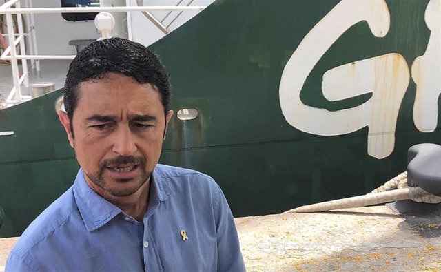 Damià Calvet, conseller de Territorio de la Generalitat, visita el barco 'Rainbow Warrior' de Greenpeace