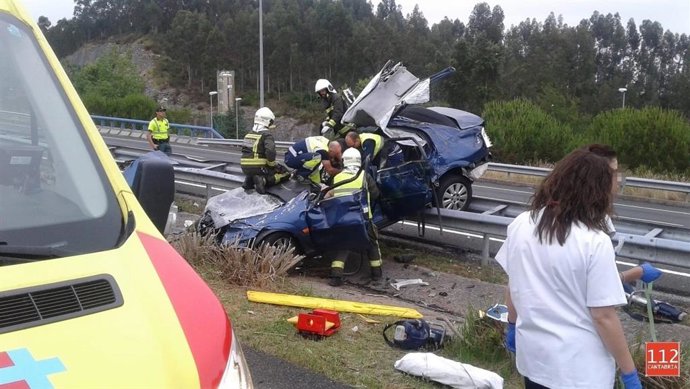 Heridos cuatro jóvenes en un accidente en la A-8 a la altura de Caviedes