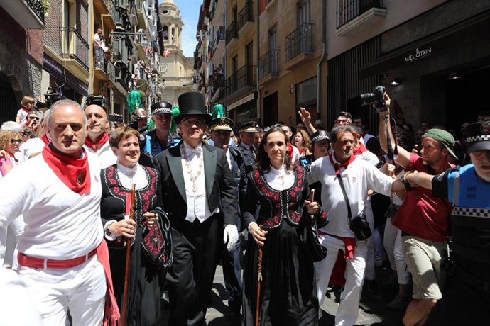 Enrique Maya y concejales de Navarra Suma son increpados durante la procesión de San Fermín a su paso por la calle Curia