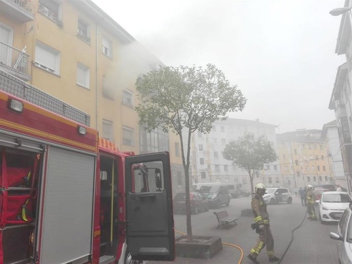Los bomberos de Oviedo intervienen en un incendio en el barrio de Ventanielles.
