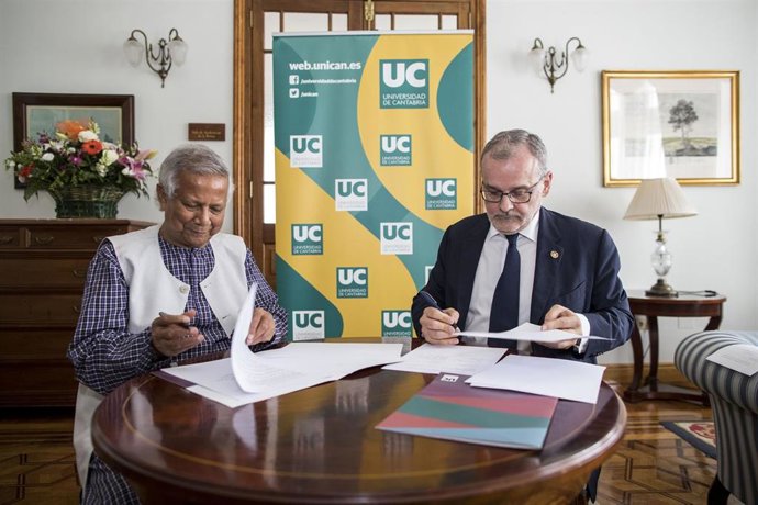 Firma convenio UC y Yunus Social Centre