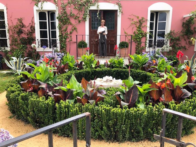 La directora de Turismo de Galicia, Nava Castro, ha visitado este domingo el certamen y feria floral anual Hampton Court Palace Flower en Londres en el que se ha recreado un jardín gallego de inspiración indiana que ha recibido la medalla de plata.