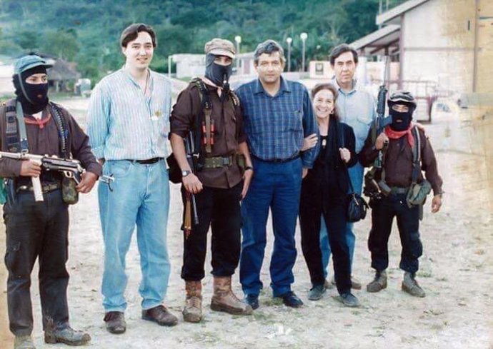 El presidente de México, Andrés Manuel López Obrador, junto al subcomandante Marcos y varios activistas.