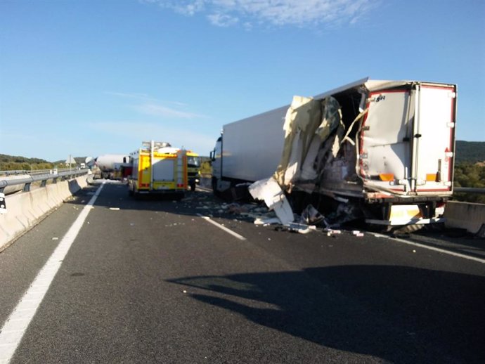 Accidente de tráfico por el choque de dos camiones en la A-381 a la altura de Alcalá de los Gazules