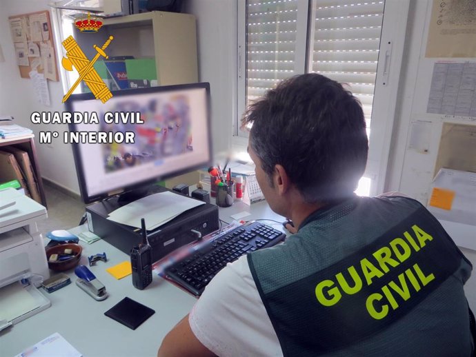 Agente de la Guardia Civil del dispositivo para detener al presunto autor del asalto a una vivienda en Níjar (Almería)