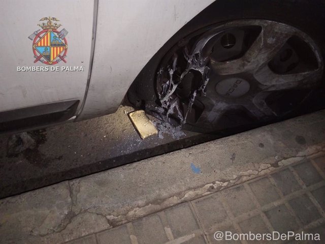 Las ruedas de un vehículo de Emaya que ha sido objeto de un intento de incendio con pastillas de barbacoa