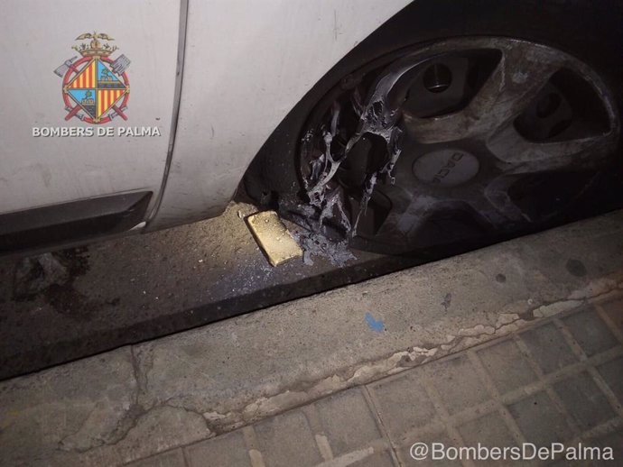 Les rodes d'un vehicle d'Emaya que ha estat objecte d'un intent d'incendi amb pastilles de barbacoa