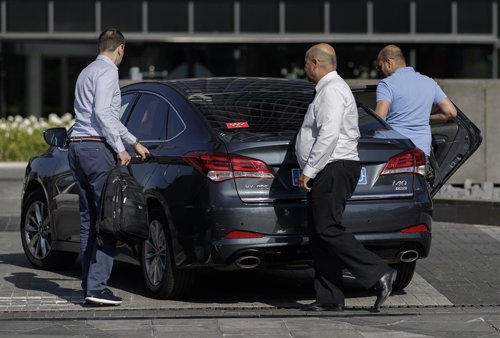 Conductores de coches VTC de empresas como Cabify y Uber en el centro de Madrid.
