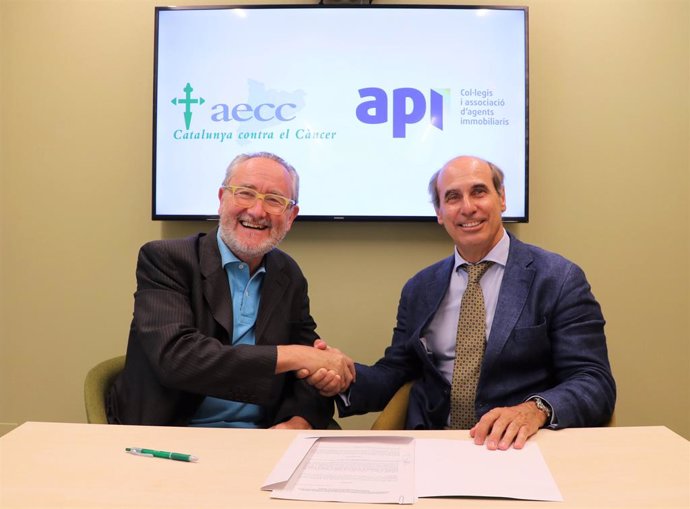 Gerard Duelo, president de l'AIC i del COAPI de Barcelona (esquerra), i Dr. Laureano Molins, president de la Seu Provincial de Barcelona de l'AECC (dreta).