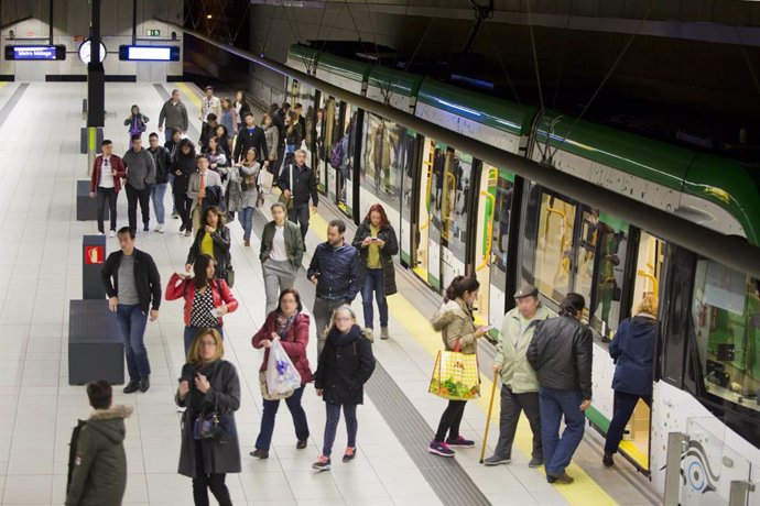 Usuarios en el metro de Málaga