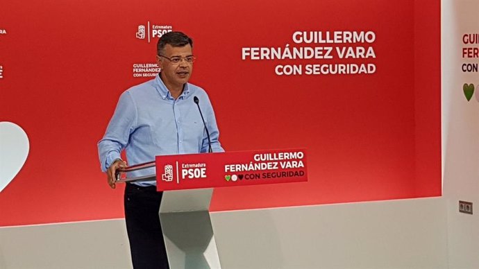 El portavoz del PSOE extremeño, Juan Antonio González, en rueda de prensa para hablar sobre el tripartito en Badajoz