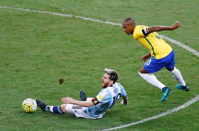 Leo Messi y Fernandinho en el Brasil-Argentina