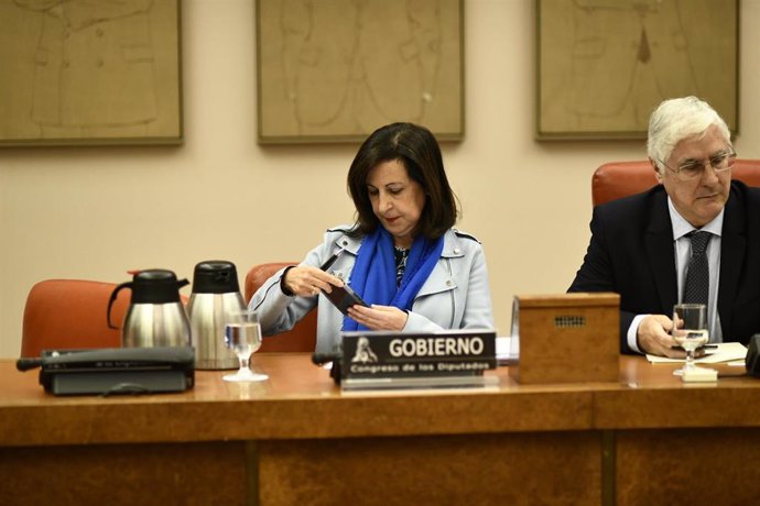 La ministra de Defensa, Margarita Robles y el presidente de la Comisión de Defensa, José María Barreda, a su llegada a la comparecencia.  MARGARITA ROBLES ;