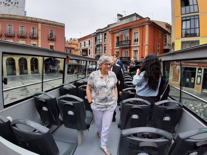 La alcaldesa de Gijón, Ana González (PSOE),  durante su visita al Bus Turístico.