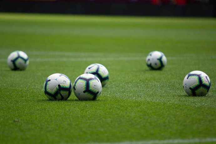 Pelotas en un campo de fútbol