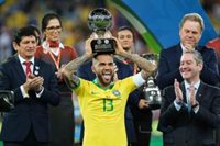 Dani Alves se lleva el MVP de la Copa América mientras sigue buscando equipo