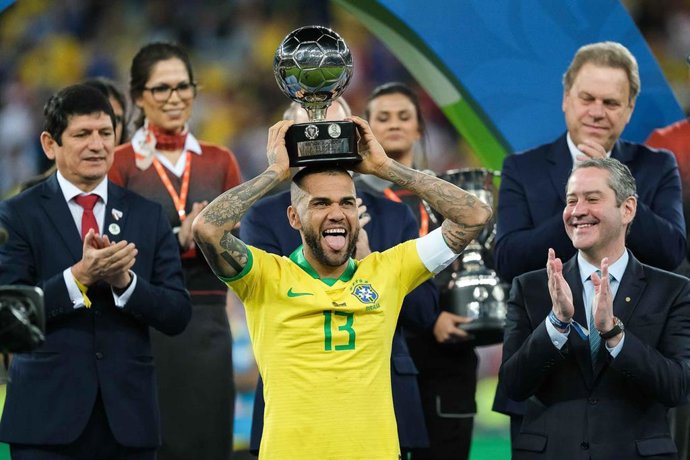 07 July 2019, Brazil, Rio De Janeiro: Brazil's Dani Alves (C) celebrates winning best player of the 2019 Copa America, after the final soccer match between Brazil and Peru at Maracana Stadium. Photo: Diego Maranhéo/AM Press via ZUMA Wire/dpa