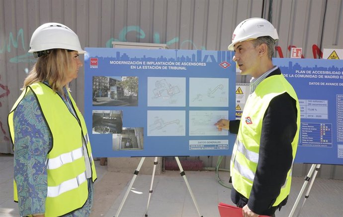 La consejera en funciones de Transportes, Vivienda e Infraestructuras de la Comunidad de Madrid, Rosalía Gonzalo, visita las obras de instalación de siete ascensores en la estación de Metro de Tribunal.