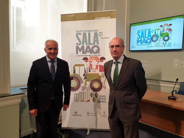 El presidente de la Diputación de Salamanca, Javier Iglesias (d), junto al diputado Jesús María Ortiz (i), en la presentación del cartel de Salamaq 2019.