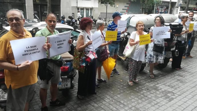 Una decena de manifestantes reclaman unidad independentista ante las sedes de ERC y PDeCAT