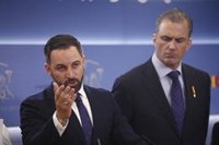 Abascal cita a Casado y a Rivera a una reunión para resolver los gobiernos de Madrid y Murcia ante el "chantaje" de Cs