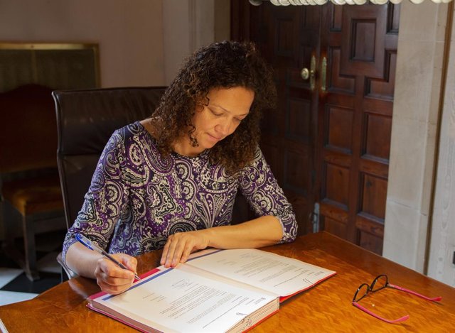 La presidenta del Consell de Mallorca, Catalina Cladera, signa el decret de nomenaments dels seus nous consellers executius