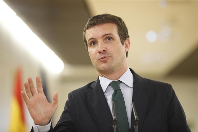 El presidente del PP, Pablo Casado, ofrecen declaraciones a los medios de comunicación tras su reunión con el presidente de UPN en el Congreso de los Diputados.