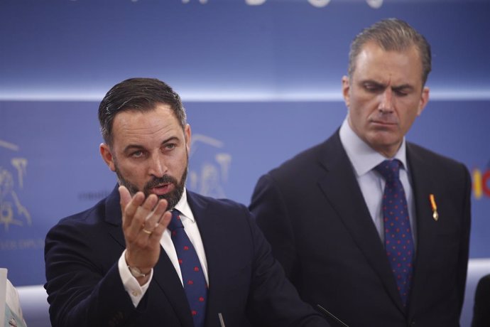 (I-D) El líder de Vox, Santiago Abascal; y el secretario general del partido, Javier Ortega Smith durante una rueda de prensa en el Congreso de los Diputados.