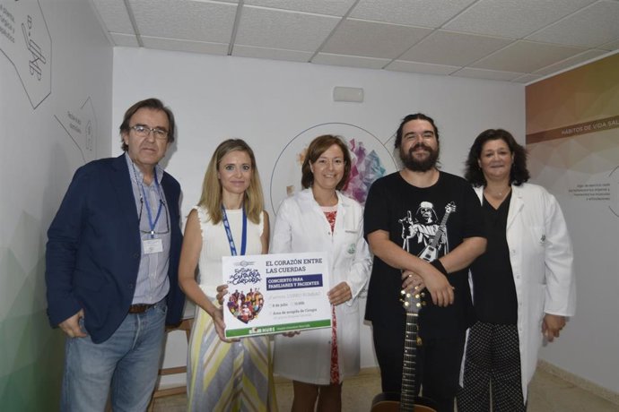 El artista Curro Rumbao actúa en el Hospital Reina Sofía en el marco del 39 Festival de la Guitarra de Córdoba