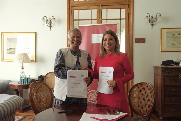 Alicia Rubio, vicerrectora de Empleo, Emprendimiento y Sociedad, durante la firma del convenio con Muhammad Yunus