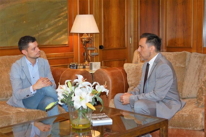 El portavoz del Grupo Parlamentario Socialista, Raúl Díaz, reunido con el presidente de la Cámara riojana, Jesús María García, en la ronda de contactos previos a la investidura