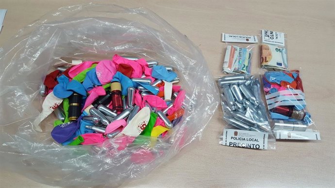 Una imatge d'arxiu de diversos efectes per comercialitzar gas del riure que van ser confiscats en un operatiu policial a la illa d'Eivissa.