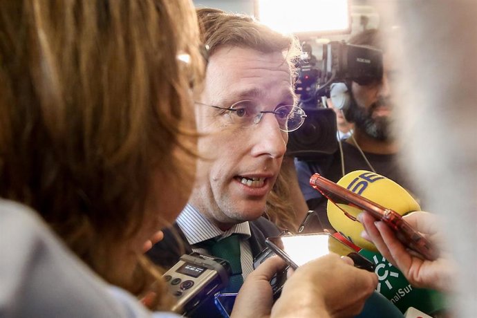 El alcalde de Madrid, José Luis Martínez-Almeida, llega al acto 'La Razón de...'. organizado por la Razón.