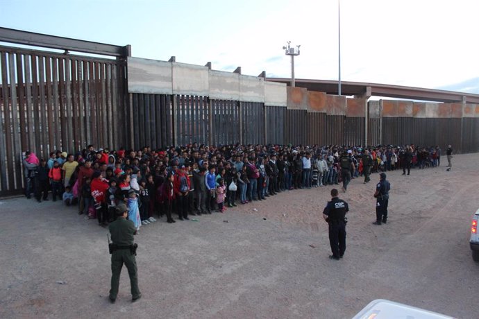 Grupo de más de 1.000 migrantes detenidos por los agentes de Aduanas y Protección de Fronteras de Estados Unidos en la frontera con México