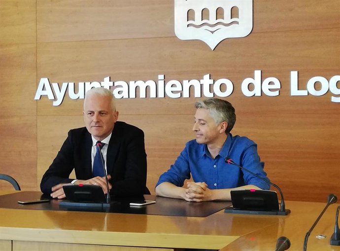 El secretario general del PSOE de La Rioja, Francisco Ocón, a la derecha, y el alcalde de Logroño, Pablo Hermoso de Mendoza, durante la rueda de prensa momentos antes de su primer encuentro oficial.