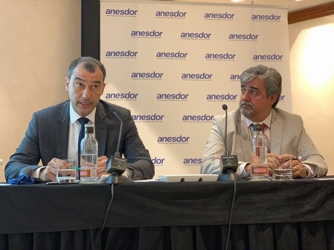 José María Riaño, secretario general de Anesdor, y Víctor González, presidente de Anesdor y director general de Yamaha Motor España