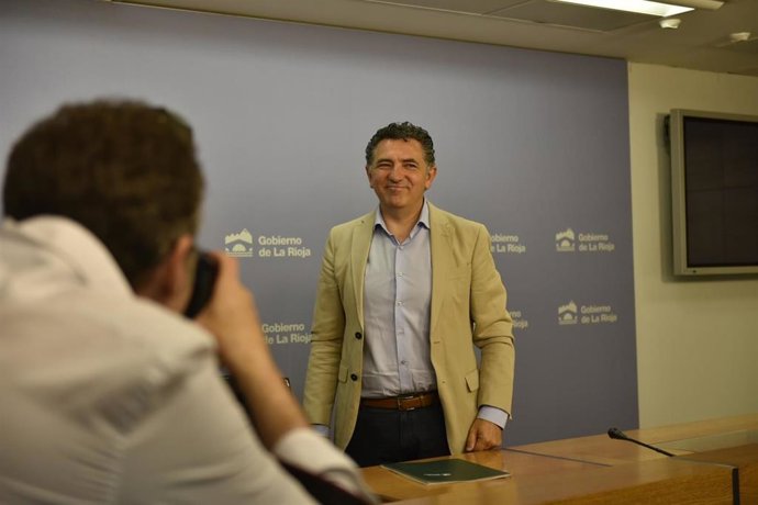 El consejero de Fomento y Política Territorial, Carlos Cuevas, durante la rueda de prensa