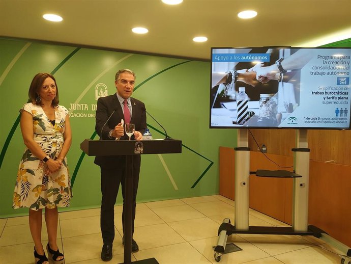 Patricia Navarro, delegada de la Junta de Andalucía en Málaga, junto al consejero de Presidencia, Administración Pública e Interior, Elías Bendodo, en rueda de prensa.