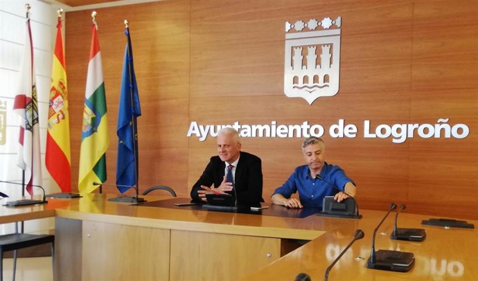 El alcalde de Logroño, Pablo Hermoso de Mendoza, a la izquierda, y el secretario del PSOE riojano, Francisco Ocón, hablan a los medios antes de su primer encuentro oficial