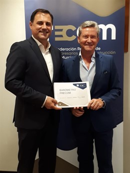 José Hernández, Presidente De FRECOM, Junto A Alfonso Segura, Nuevo Presidente De La Cámara De Contratistas, Con El Barómetro FRECOM