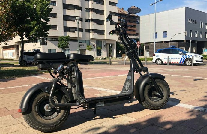 Ciclomotor eléctrico en el que circulaba un menor al que se imputan dos delitos.