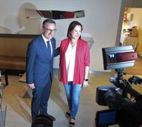 PSOE entrega en la Asamblea a Cs el documento para un acuerdo de Gobierno "de cambio, regeneración y estabilidad"