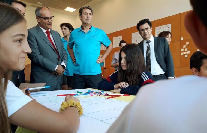 El consejero en funciones de Educación e Investigación de la Comunidad de Madrid, Rafael van Grieken, visita el campamento IFEMA-Thinkids.