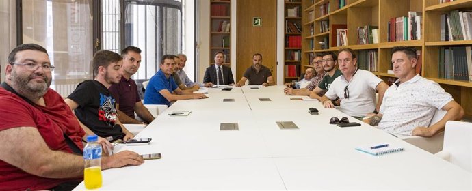 La Comunidad de Madrid se reúne con las peñas del Rayo Vallecano