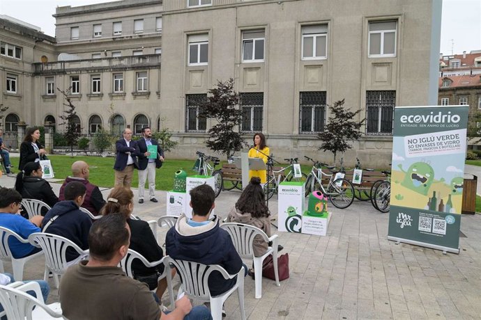 La conselleira de Medio Ambiente, Territorio e Vivenda, Ángeles Vázquez, hace balance de la campaña de recogida de vidrio de la Xunta y Ecovidrio en San Juan en A Coruña.