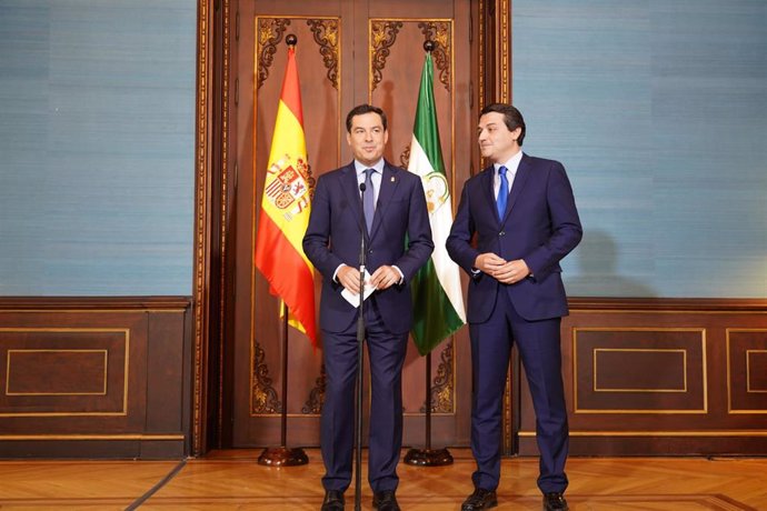 Atención a los medios del el presidente de la Junta, Juanma Moreno (c), y el alcalde de Córdoba, José María Bellido (1d) en el Palacio de San Telmo.